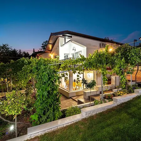Casa De La Mare - *